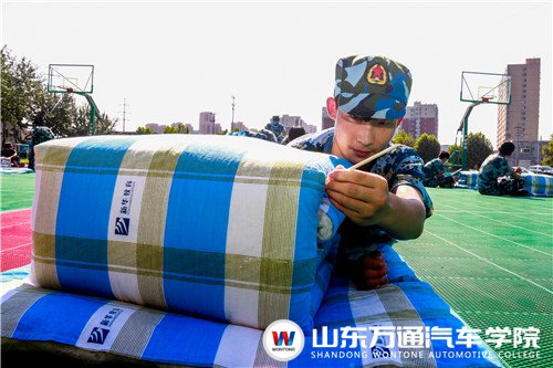 山東萬通“疊軍被”比賽（圖）_3