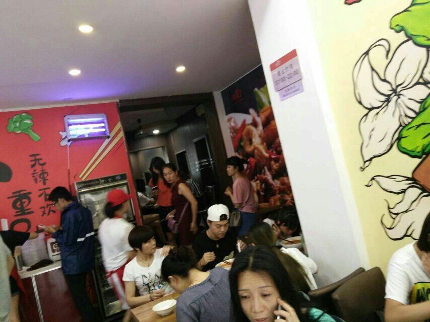 辣暈了火鍋米線雙楠店生意火爆（圖）_1