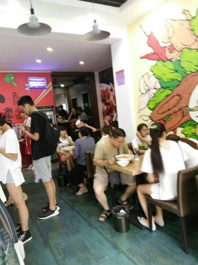 辣暈了火鍋米線雙楠店生意火爆（圖）_2