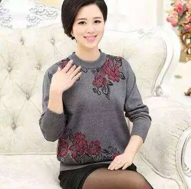 批發(fā)服裝一般都是怎么進(jìn)貨呢 是去服裝批發(fā)市場還是網(wǎng)上進(jìn)貨的比較多_1