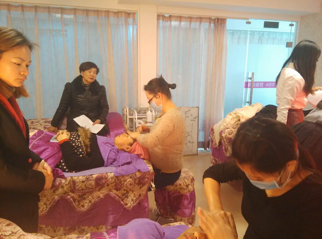 小班制化妝培訓(xùn)班學(xué)費(fèi)一般要多少（圖）_1