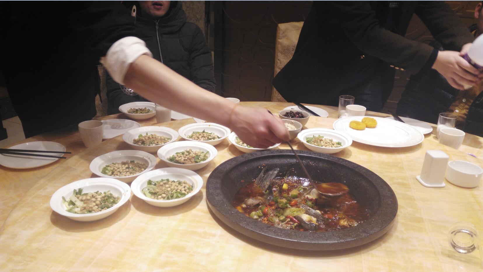 妙廚老爹蒸汽石鍋魚特色工藝留住食客（圖）_1