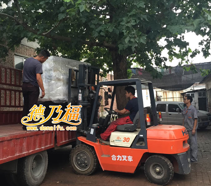 德乃福生產(chǎn)的全自動輪轂拉絲機發(fā)貨陜西寶雞和四川宣漢_2