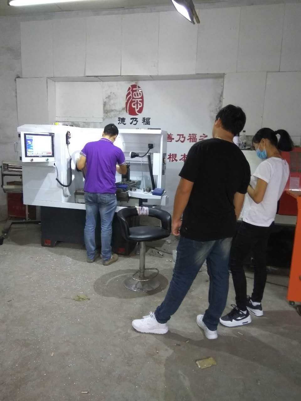 德乃福全自動輪轂拉絲機(jī)迎來東北黑龍江的老板選購_2