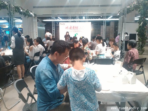 中秋節(jié)冰皮月餅DIY活動(dòng)火熱進(jìn)行中（圖）_3