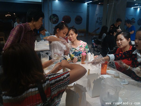 中秋節(jié)冰皮月餅DIY活動(dòng)火熱進(jìn)行中（圖）_4