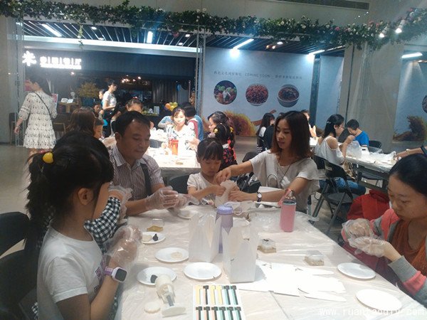 中秋節(jié)冰皮月餅DIY活動(dòng)火熱進(jìn)行中（圖）_5