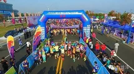 無(wú)窮花水漆 助威煙臺(tái)國(guó)際馬拉松賽事（圖）_1