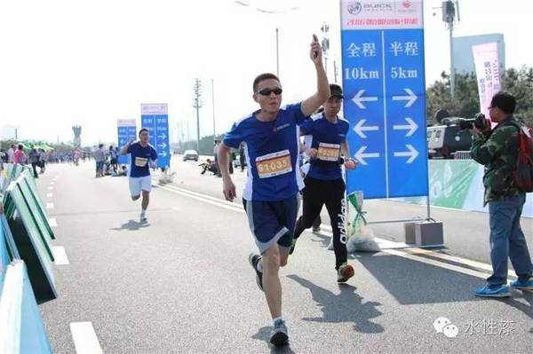 無(wú)窮花水漆 助威煙臺(tái)國(guó)際馬拉松賽事（圖）_5