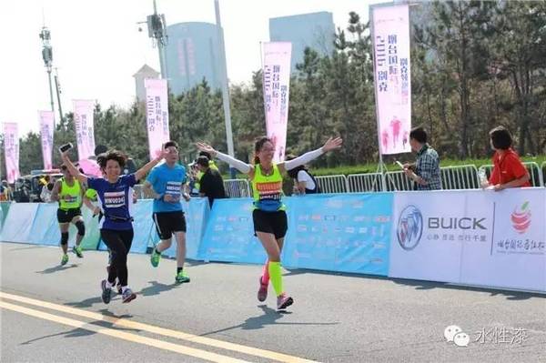 無(wú)窮花水漆 助威煙臺(tái)國(guó)際馬拉松賽事（圖）_6