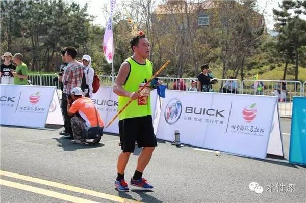 無(wú)窮花水漆 助威煙臺(tái)國(guó)際馬拉松賽事（圖）_10