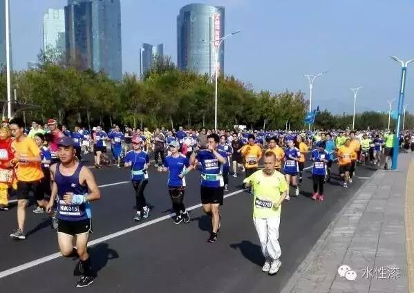 無(wú)窮花水漆 助威煙臺(tái)國(guó)際馬拉松賽事（圖）_11