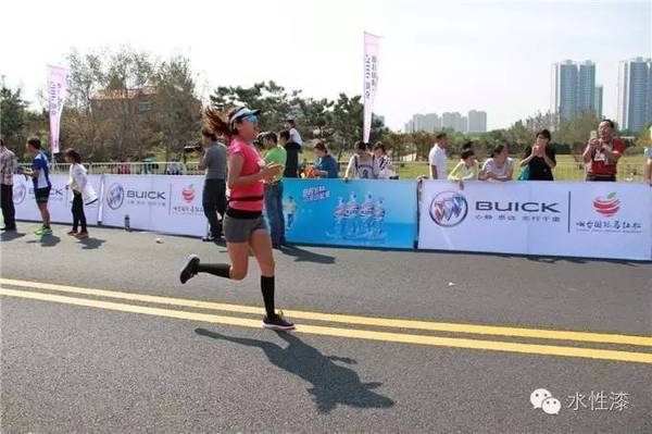 無(wú)窮花水漆 助威煙臺(tái)國(guó)際馬拉松賽事（圖）_15