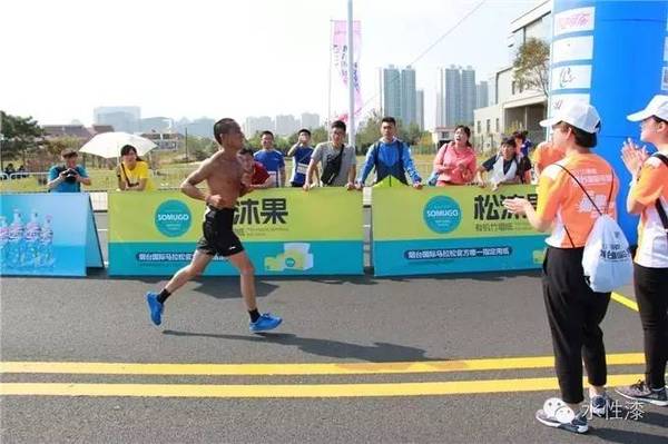 無(wú)窮花水漆 助威煙臺(tái)國(guó)際馬拉松賽事（圖）_17