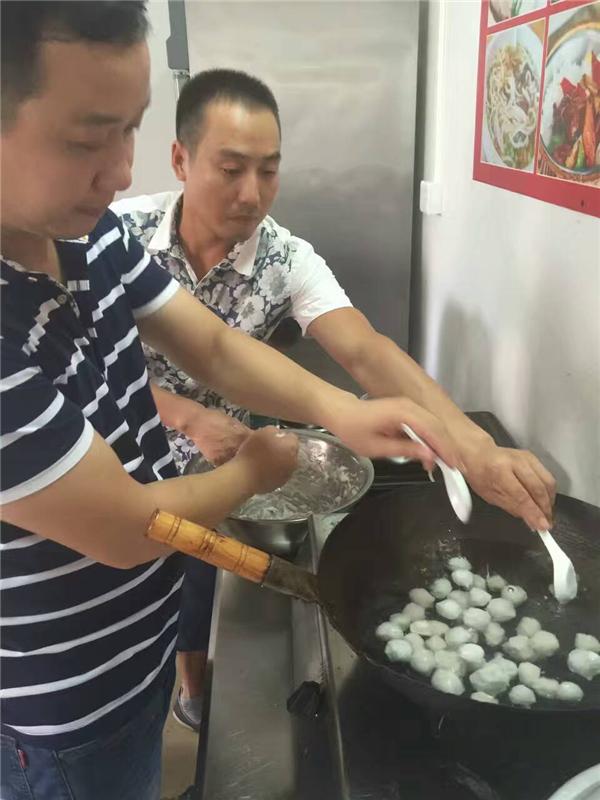 潮汕牛肉丸哪里有學(xué)，廚煌專業(yè)培訓(xùn)（圖）_1