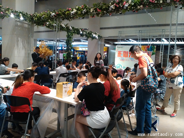 群光廣場舉辦彩陶兔子DIY活動現(xiàn)場（圖）_4