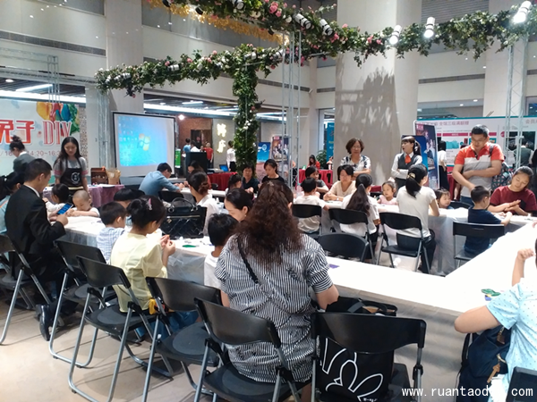 群光廣場舉辦彩陶兔子DIY活動現(xiàn)場（圖）_5