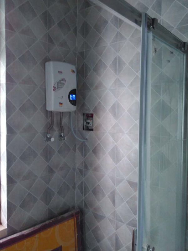 小戶型房的浴室合適體積小電熱水器（圖）_1