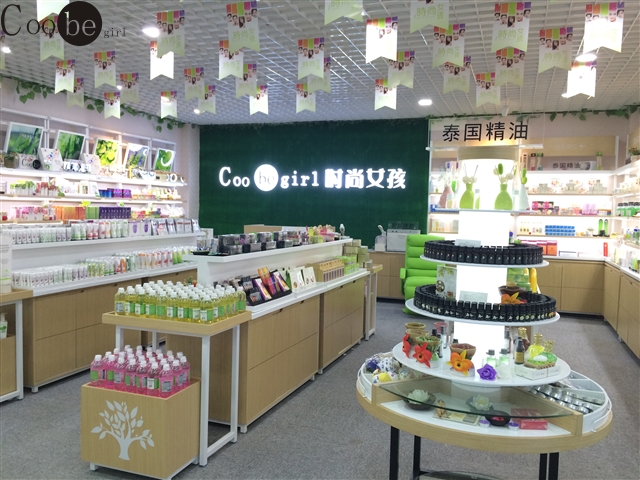 加盟時(shí)尚女孩化妝品店怎么樣？亞洲精品生活館創(chuàng)新引領(lǐng)行業(yè)_1