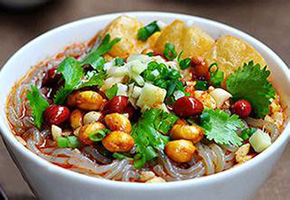 酸辣粉學(xué)習(xí)的地方 哪里有酸辣粉技術(shù)培訓(xùn)_1