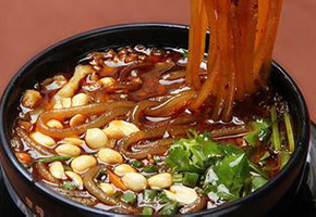 酸辣粉學(xué)習(xí)的地方 哪里有酸辣粉技術(shù)培訓(xùn)_2