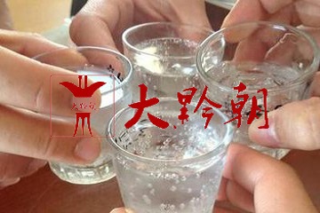 茅臺(tái)鎮(zhèn)地皇楚紙封壇不老酒小瓶酒價(jià)格/醬香型茅臺(tái)鎮(zhèn)地皇洞藏老壇不老酒得到廣大消費(fèi)者的認(rèn)可_1