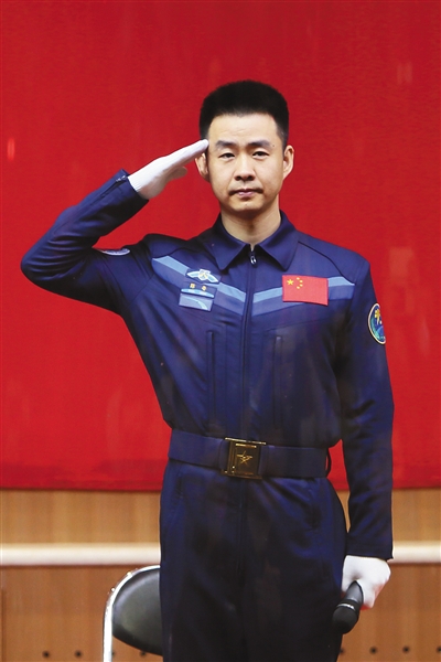 航天員陳冬曾因視力差0.1險未被錄取_1