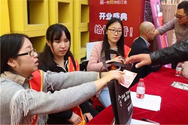 柏優(yōu)櫥柜攜手依諾瓷磚重裝開業(yè) 總裁現(xiàn)場簽售 鉅惠爆表（圖）_2