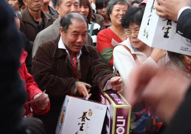 柏優(yōu)櫥柜攜手依諾瓷磚重裝開業(yè) 總裁現(xiàn)場簽售 鉅惠爆表（圖）_5