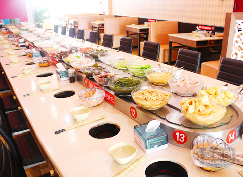 開(kāi)個(gè)旋轉(zhuǎn)小火鍋多少錢(qián)回轉(zhuǎn)小火鍋設(shè)備價(jià)格旋轉(zhuǎn)小火鍋加盟（圖）_2