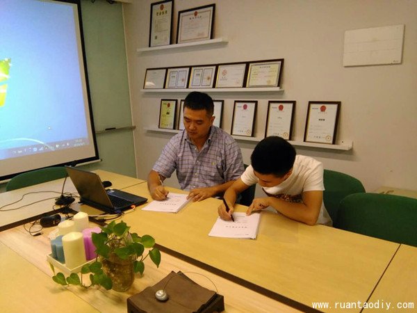 劉海明同學(xué)簽約陶指藝創(chuàng)意DIY陶藝手工館（圖）_3