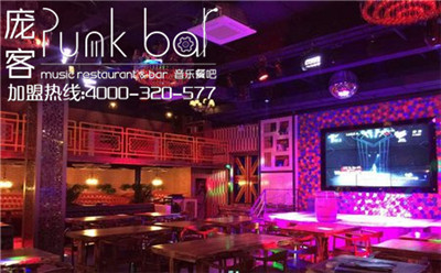 傾聽窗外雨聲在龐客音樂餐吧punkbar中問初心（圖）_1