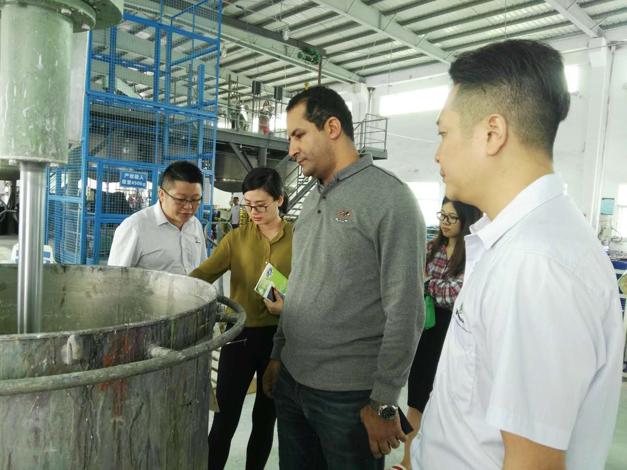 埃及的黑超哥又來(lái)到漆強(qiáng)亮光漆生產(chǎn)廠家_1