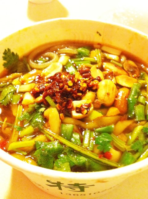 想做餐飲小吃怎么辦找－北京西單曉富酸辣粉加盟總部）（圖）_1