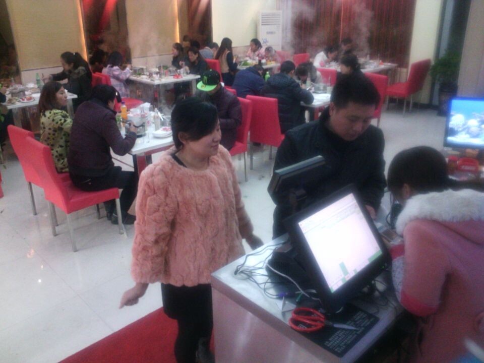 鮮煮藝旋轉(zhuǎn)小火鍋加盟多少錢/鮮煮藝旋轉(zhuǎn)小火鍋加盟條件（圖）_1