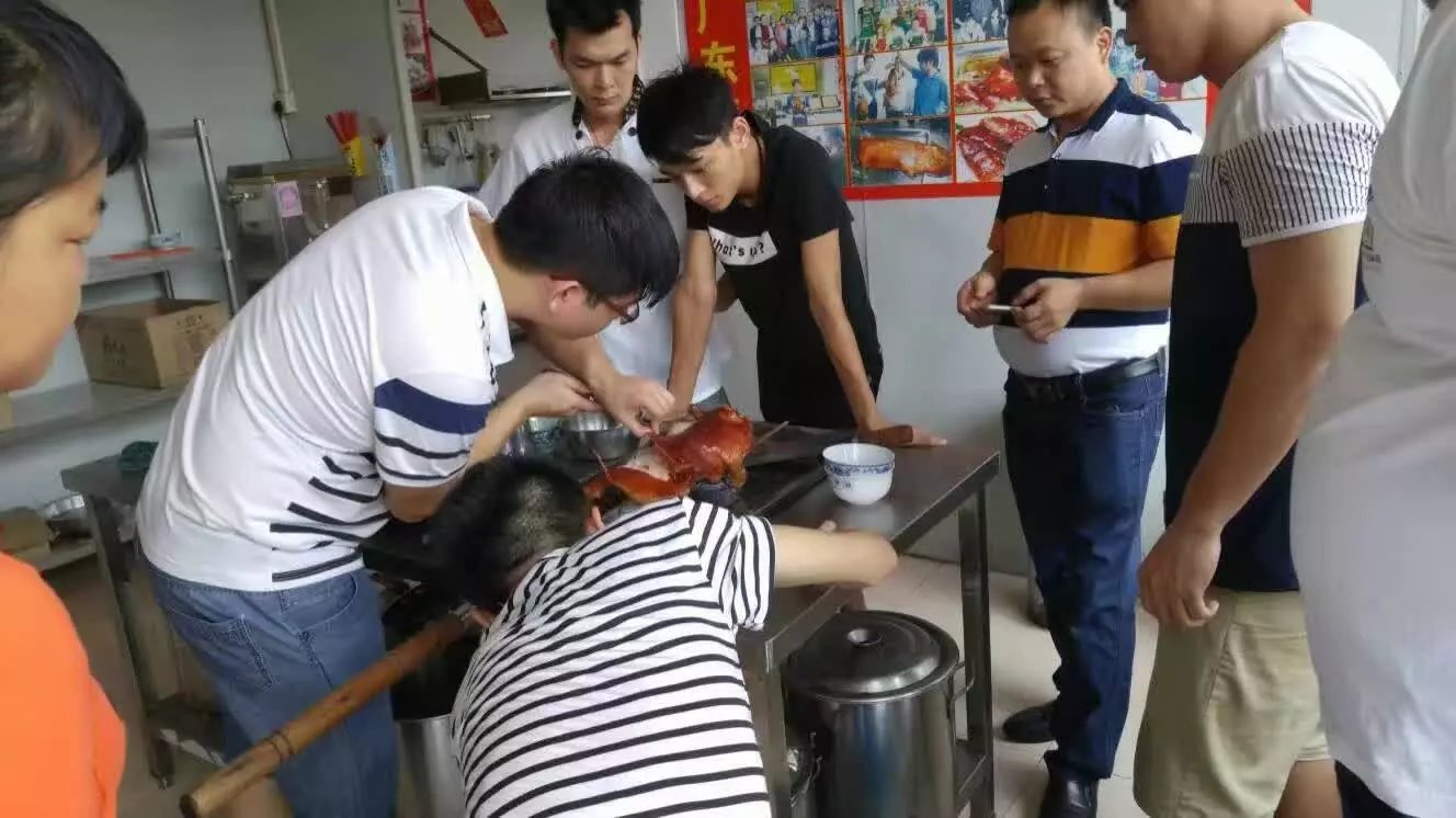 好的烤乳豬培訓/碳火烤乳豬（圖）_1