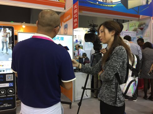 小鏡秀秀人氣爆棚?,?廣州國際眼鏡展首日（圖）_6