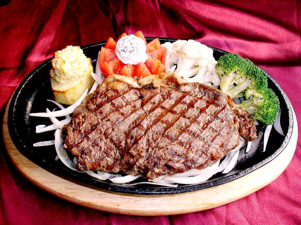 創(chuàng)意西餐廳加盟，初客牛排加盟，牛排與紅酒的完美結(jié)合_1