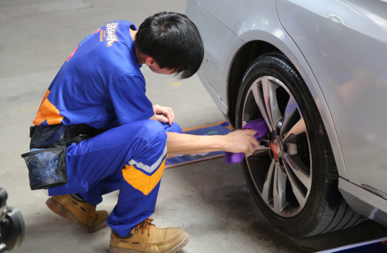 “一瓶水可洗一辆车” 洗车超人破解洗车用水过多难题（图）_1