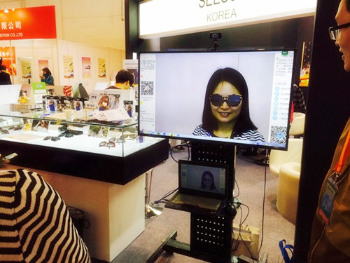 上海國際眼鏡業(yè)展覽會首日，小鏡秀秀引爆現(xiàn)場（圖）_1