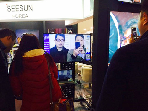 上海國際眼鏡業(yè)展覽會首日，小鏡秀秀引爆現(xiàn)場（圖）_2