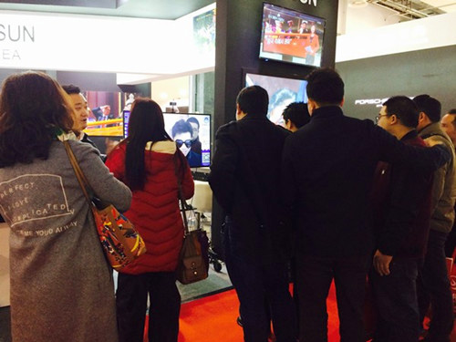 上海國際眼鏡業(yè)展覽會首日，小鏡秀秀引爆現(xiàn)場（圖）_3