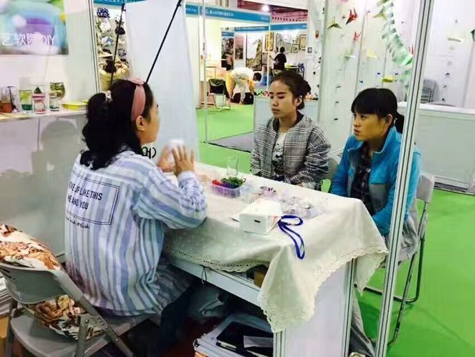 茜茜母女正式簽約燭生活創(chuàng)意手工館（圖）_2