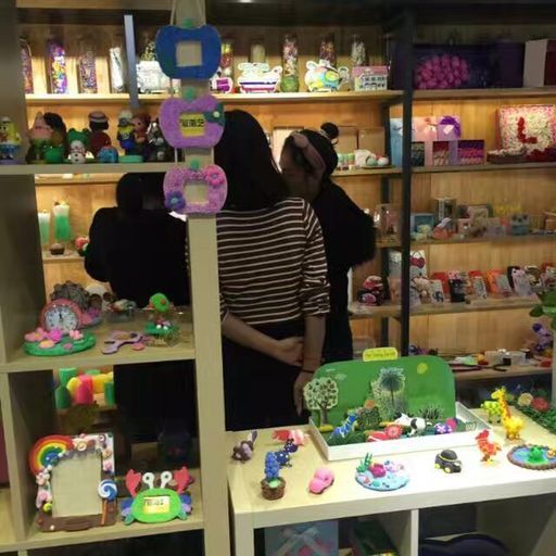 茜茜母女正式簽約燭生活創(chuàng)意手工館（圖）_3