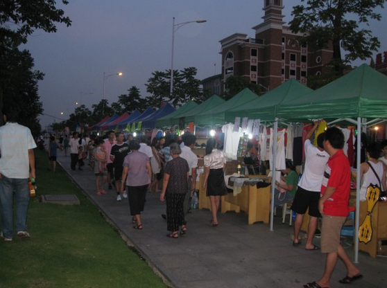 想擺地?cái)傎u衣服從哪里找進(jìn)貨便宜/地?cái)傄路趺礃幽秘涀畋阋四豞1