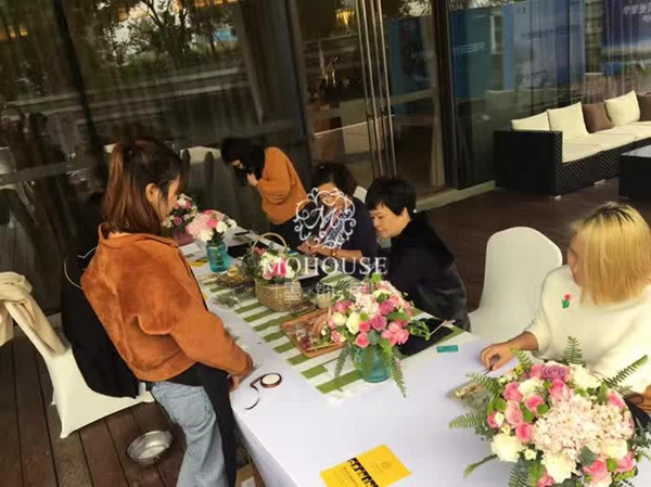 墨飾居攜手高端樓盤開展現(xiàn)場制作香薰蠟牌活動（圖）_2