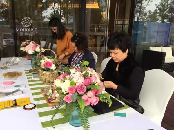 墨飾居攜手高端樓盤開展現(xiàn)場制作香薰蠟牌活動（圖）_3