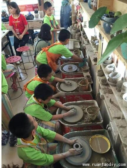 走進(jìn)兒童陶藝世界注重培養(yǎng)孩子自己動(dòng)手能力_2