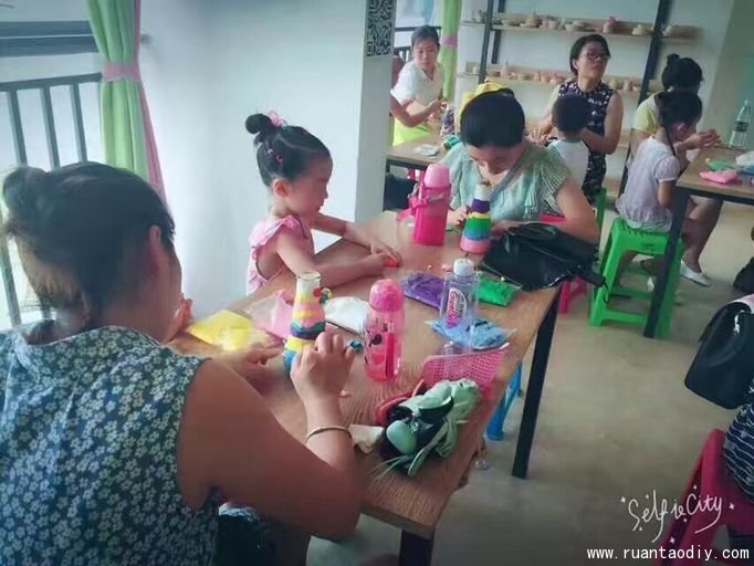 蘭店長(zhǎng)的手工加盟店舉辦粘土DIY親子活動(dòng)（圖）_2