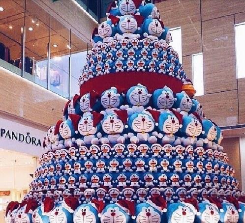 藍(lán)胖子圣誕樹炫酷登場，哆啦A夢送好運(yùn)！_1